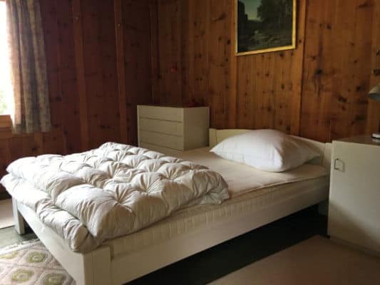 Zimmer 3, Bett